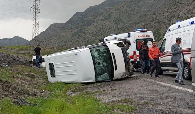 Hakkari Yolunda Öğrenci Minibüsü Kaza Yaptı: Yaralılar Var