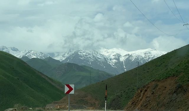 Yüksekova dağlarının yüksek kesimleri beyaza büründü