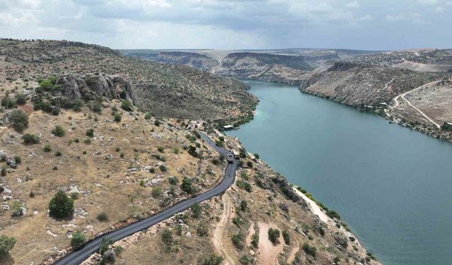 Tekneyle gidilen batık mahalleye 25 yıl sonra yol yapıldı