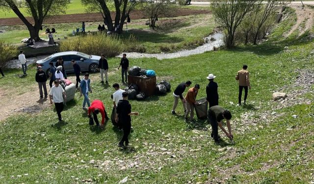 Yüksekova’da öğretmen ve öğrencilerden örnek davranış