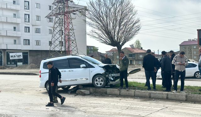 Yüksekova'da Trafik Kazası: 2 Yaralı