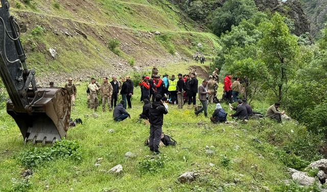 Kom’u Arama Çalışmaları Sürüyor: Bir Görevlinin Kolu Kırıldı