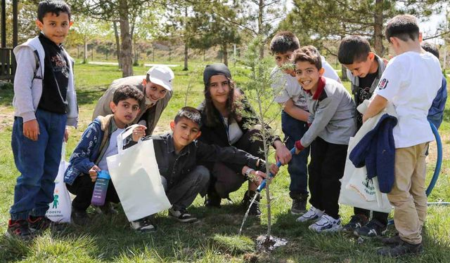 İlkokul öğrencileri iklim değişikliğine dikkat çekmek için fidan dikti