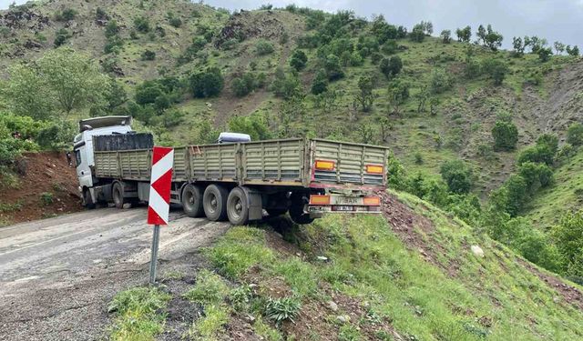 Virajlı yolda mahsur kalan tırı vatandaşlar kurtardı
