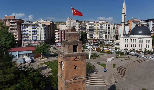 Siirt’te 120 yıllık tarihi saat, tamir edilerek yeniden çalışır hale getirildi