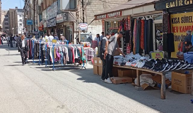 Bayrama 3 Gün Kala Hareketlilik: Esnaf Stant Kurdu, Vatandaş Ucuz Ürün Peşinde
