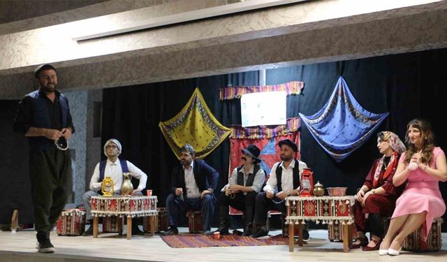 Şemdinli’de ’Komşu Köyün Delisi" tiyatro oyunu sahnelendi