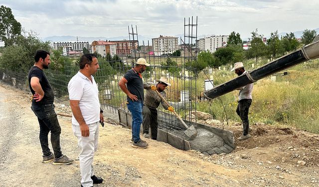 Yüksekova Belediyesi’nden Akalın Mezarlığı’na Duvar Çalışması