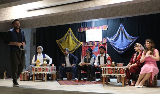 Şemdinli'de öğretmenlerden 'Komşu Köyün Delisi" tiyatrosu etkinliği