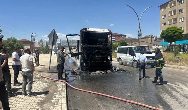 Yüksekova’da Maden Yüklü Tır Alev Aldı