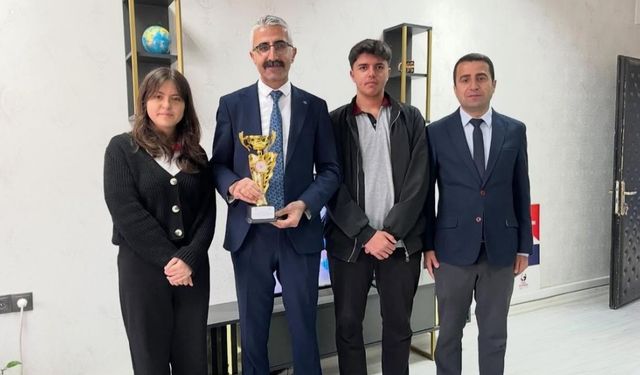 Fikirleriyle yarıştılar Yüksekova’yı gururlandırdılar