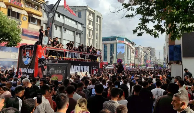 Van Sokaklarında Kırmızı-Siyah Bayramı!