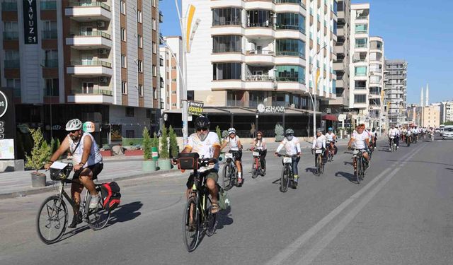 Yüzlerce bisikletli tarihi yerlere ulaşmak için pedal çevirdi