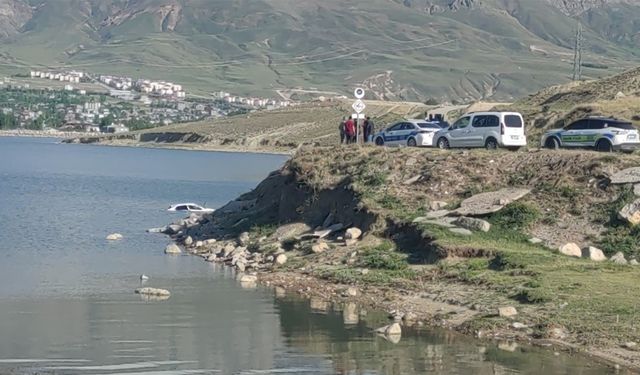 Van’da virajı alamayan otomobil Sıhke Göleti’ne uçtu