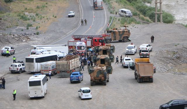 Hakkari'de Askeri Otobüs Devrildi: 12 Asker Yaralandı