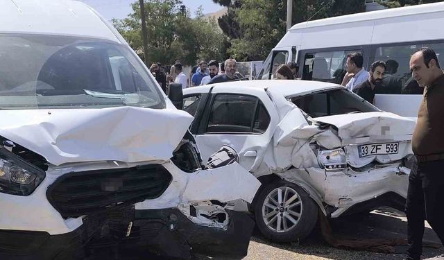 Mardin’de freni patlayan tır, ışıkta bekleyen araçlara çarptı: 7 yaralı