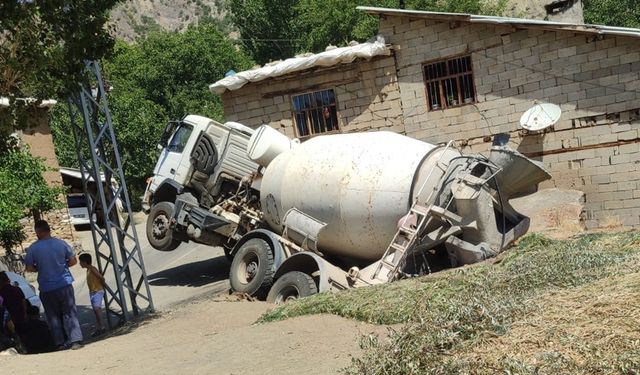 Hakkari’de beton mikseri ahırın üzerine yan yattı