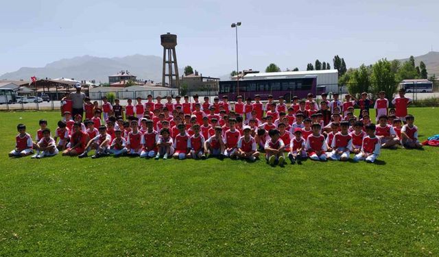 Futbol yaz spor okulu 400’ü aşkın öğrenciyle devam ediyor
