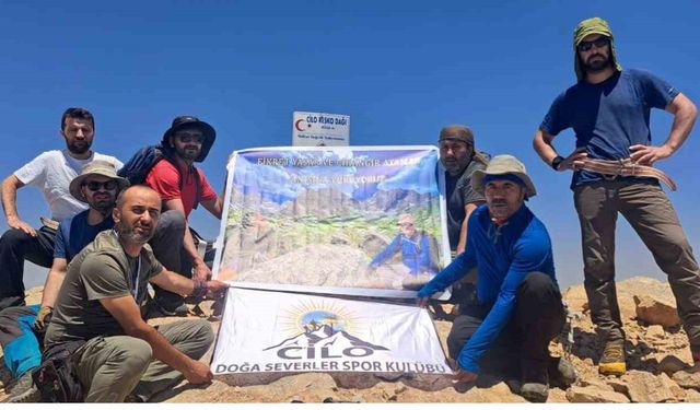 Yüksekovalı dağcılar Türkiye’nin ikinci en yüksek noktasına zirve tırmanışı yapt