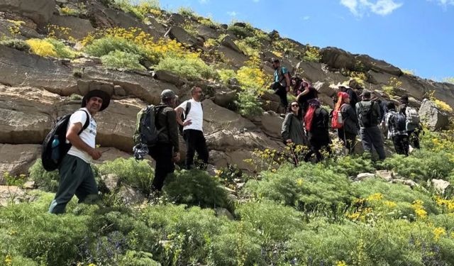 Doğaseverler Yüksekova Sat Gölleri'nin Büyüleyici Güzelliğini Keşfetti