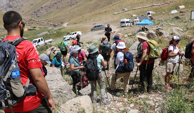 İzmirli Doğaseverler Hakkari doğasına hayran kaldı