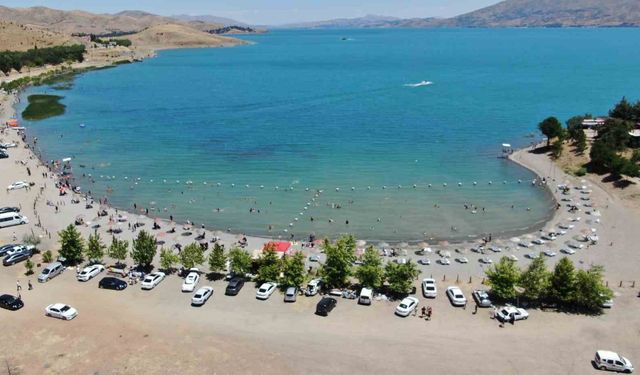 Tatilciler Ege sahillerini aratmayan Hazar Gölü’ne akın etti