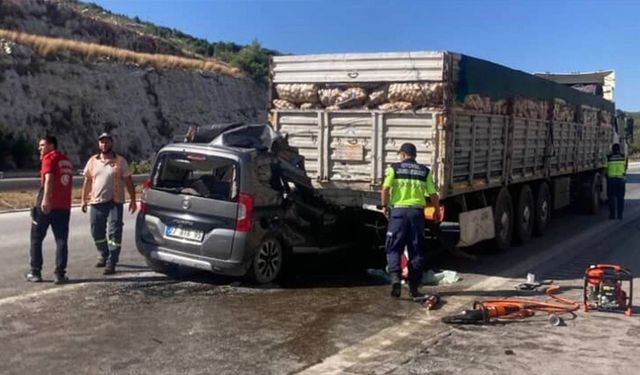 Hafif ticari araç TIR'a arkadan çarptı: 5 kişi hayatını kaybetti