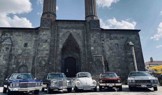 Klasik otomobil tutkunları Erzurum’da buluşuyor