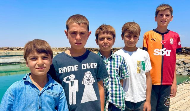 Sodalı Van Gölü çocukların saçlarını sarıya boyuyor