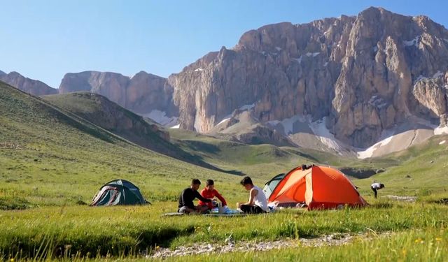 Hava sıcaklığı 40 dereceyi bulunca Erzincanlılar 3200 rakımlı dağlarda serinliyor