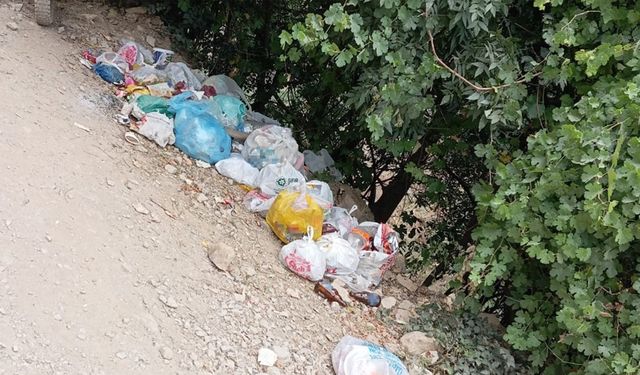 Kato Dağı’ndaki Kaval Şelalesi’nde çöp tepkisi