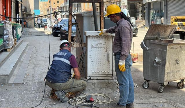 Yüksekova Sanat Sokağı’nda Elektrik Direkleri Kaldırılıyor