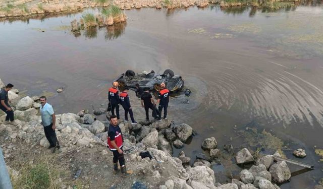 Sulak alana uçan otomobilden çıkarılan 3 kişi hastaneye kaldırıldı