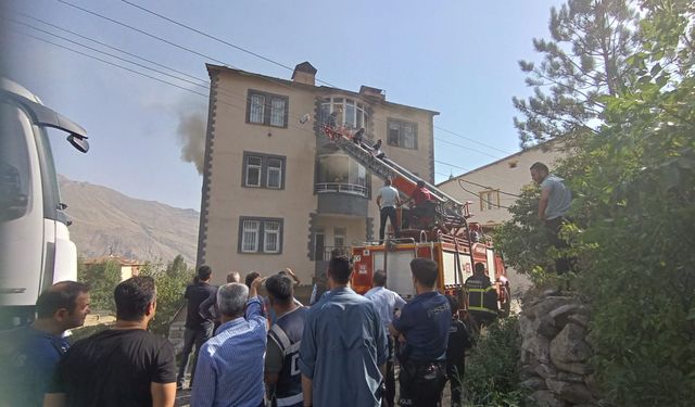 Hakkari’de Bir Ev Alevlere Teslim Oldu