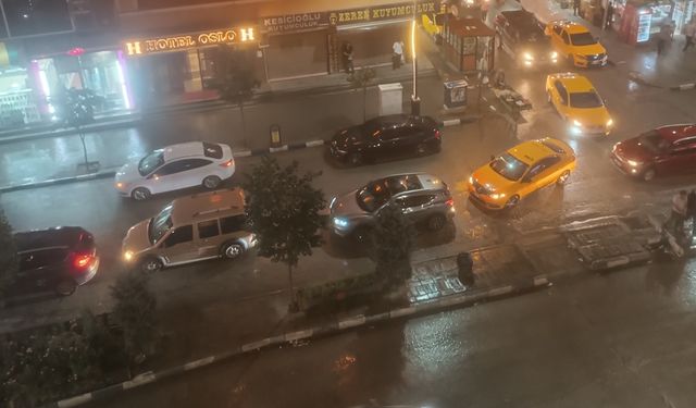 Yüksekova'da Yaz Yağmuru etkili oldu