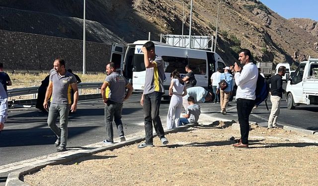 Yüksekova-Van Karayolu'nda Kaza: Araçlarda Maddi Hasar Oluştu