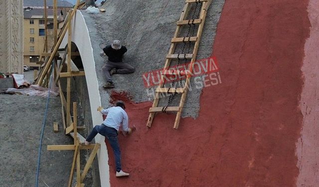 Hakkari'de İnşaat işçilerin önlem almadan çalıştığı anlar görüntülendi