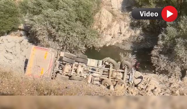 Yüksekova’da Kaza: Damperli Kamyon Uçuruma Yuvarlandı, Şoför Hayatını Kaybetti