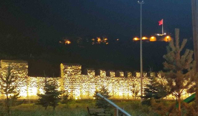 Tarihi Ardahan Kalesi ışıklandırıldı