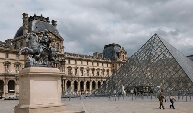 Paris'teki ünlü Louvre Müzesi'nde soygun paniği: Müze ziyaretçilere kapatıldı