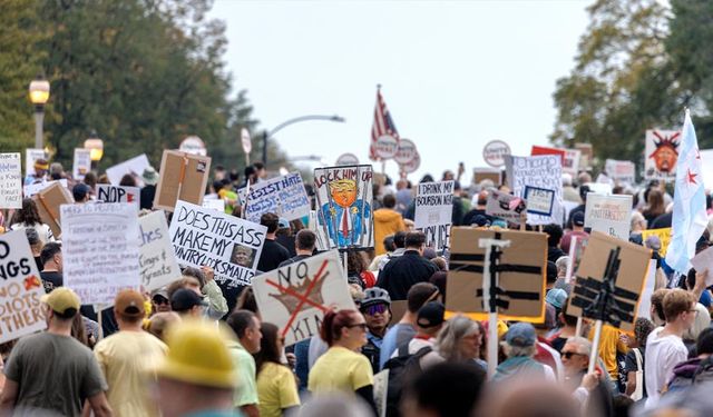 New York'ta on binlerce kişi "Krallara Hayır" protestolarında Trump yönetimini eleştirdi