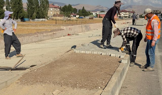 Yüksekova çevre yolunda asfalt ve kaldırım çalışmaları sürüyor