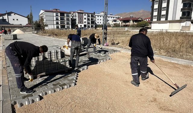 Yüksekova’da Mahalleler Parke Taşıyla Yenileniyor