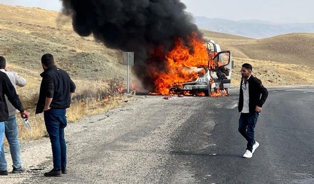 Hakkari-Van Karayolunda Yolcu Minibüsü Alev Aldı!