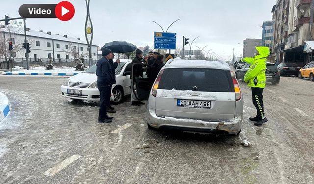 Yüksekova’da Yoğun Kar Yağışı Maddi Hasarlı Kazaya Yol Açtı