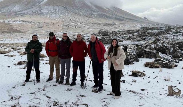 Ağrı Dağı’nda kar yağışına rağmen 27 dağcı tırmanışa geçti