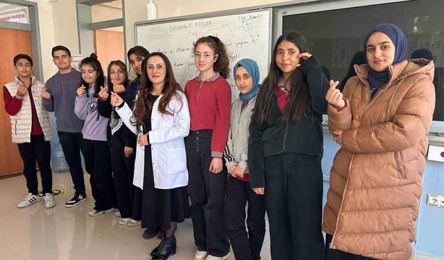 Koreceyi kendi çabasıyla öğrenen Vanlı öğretmen öğrencilerine ilham oluyor