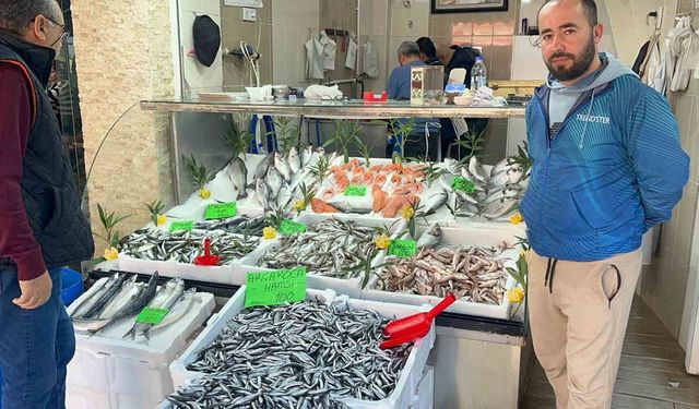 Balık fiyatları düşerken, vatandaşlar balığa yöneliyor