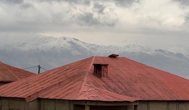 Yüksekova’nın etrafını çevreleyen dağlar beyaza büründü