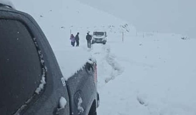 Durankaya-Şivekür yolu kar ve tipi nedeniyle ulaşıma kapandı